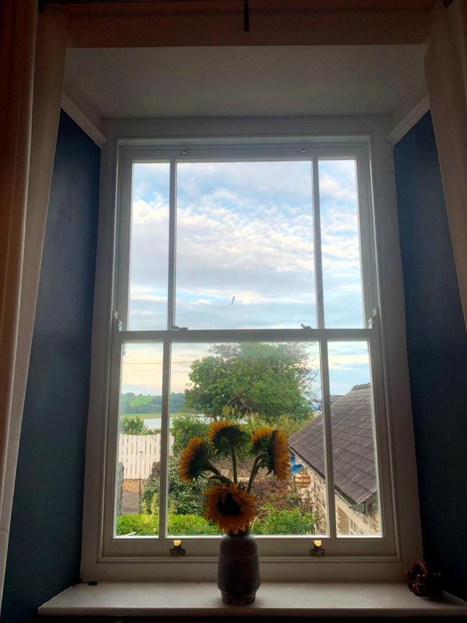 Dylan Thomas Sea View Bed & Breakfast Laugharne Exterior photo